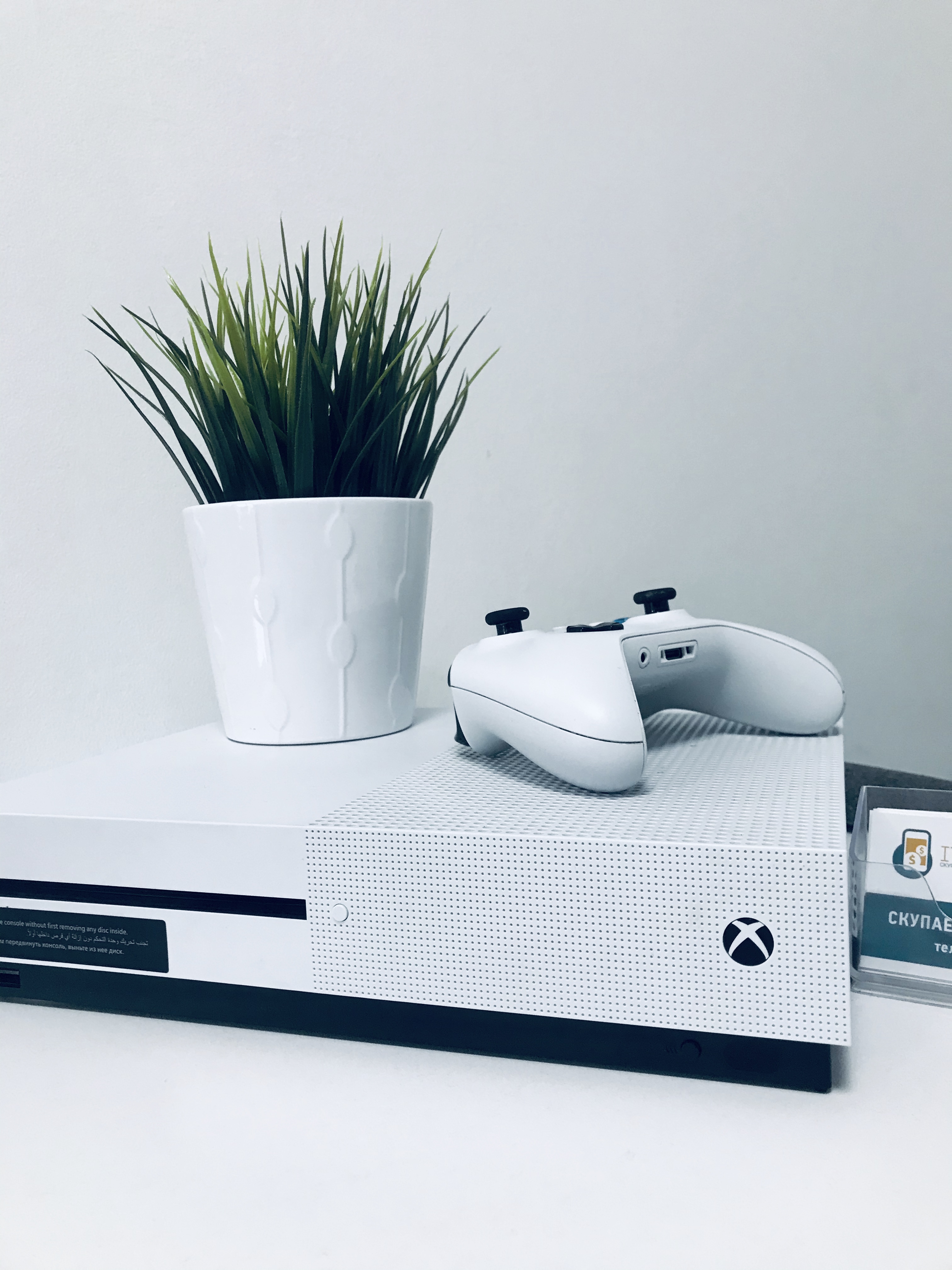 Купить Xbox One S Белый за 10000 рублей в Санкт-Петербурге